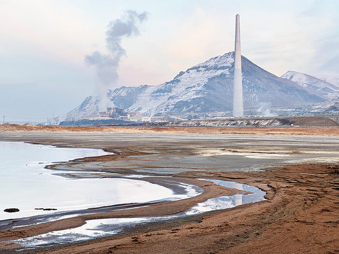 アルフレド・ジャー（Alfredo Jaar）<br />
＜シリーズタイトル＞  『ジ・エンド』（The End）<br />
＜作品タイトル＞ ジ・エンド（GSL_a）（2025年）<br />
▶水資源の過剰な使用によって消滅の危機にあるユタ州グレートソルト湖。科学者たちはこの状況を「環境的核爆弾」と呼ぶ。湖の悲劇的な運命、深い美しさと哀愁を写し取り、プリピクテ賞を受賞<br />
Credit: Courtesy Alfredo Jaar