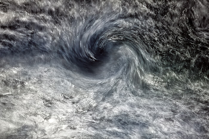 トム・フェヒト（Tom Fecht）<br />
＜シリーズタイトル＞  『ルシフェリン－夕暮れ』<br />
（Luciferines - entre chien et loup）<br />
 ＜作品タイトル＞ルシファーの渦（ルシフェリン #2433）（2020年）<br />
▶海水温上昇により絶滅の危機に瀕した冷水性プランクトン「ルシフェリン」の発光現象。荒れ狂う海面で数百万の個体が酸素に触れることで発生する<br />
Credit: Courtesy Tom Fecht and Laffanour Galerie Downtown, Paris