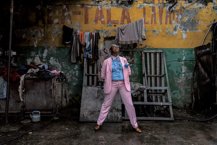 写真特集 コンゴの女性版サプールが闊歩する砂煙のランウェイ Picture Power コラム ニューズウィーク日本版 オフィシャルサイト