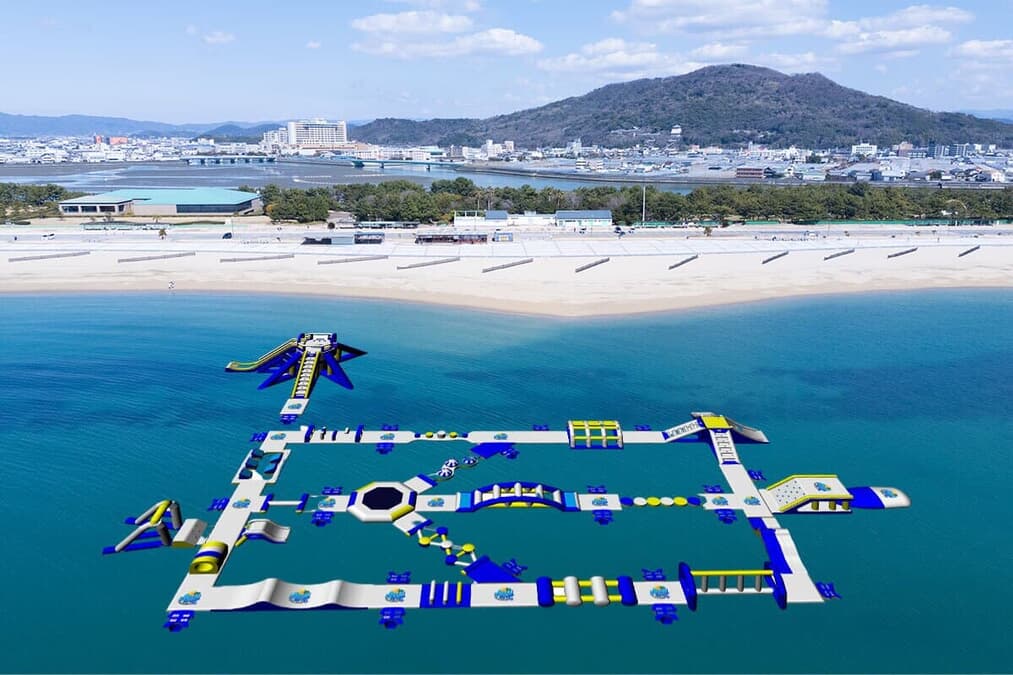 和歌山市片男波海水浴場初の海上アスレチック「AQua LooP(アクア