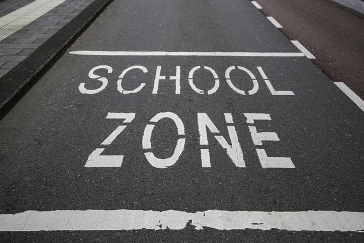 福岡県新宮町で小学校校長が道路に勝手に引いた「停止線」のナゾ 福岡県新宮町で小学校校長が道路に勝手に引いた「停止線」のナゾ