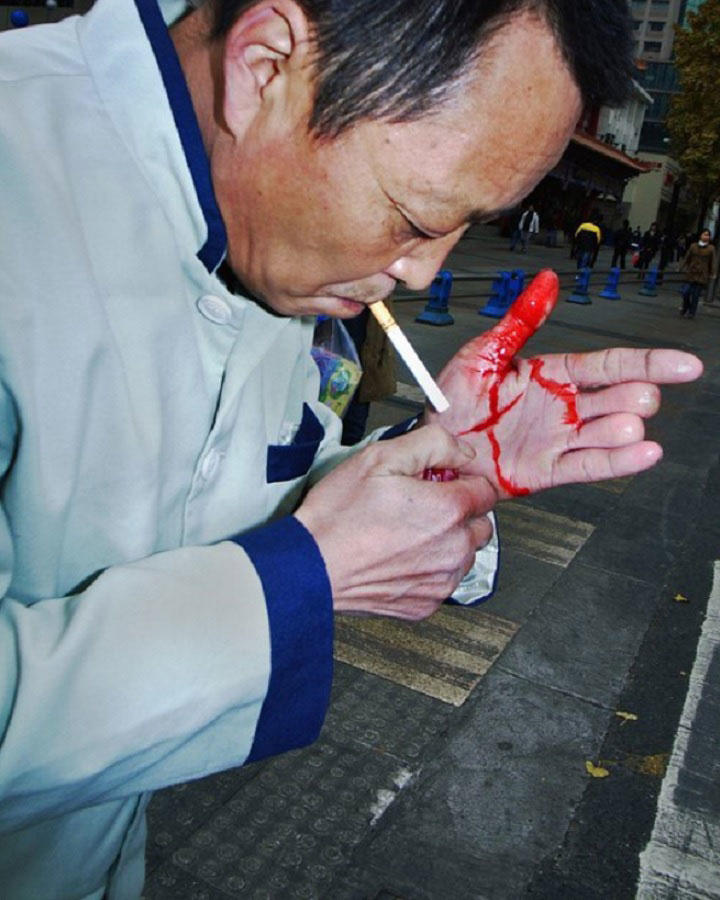 人の頭を持つ男、指がなく血の付いた手、三輪車に乗る豚......すべて「白夜」の続き 人の頭を持つ男、指がなく血の付いた手、三輪車に乗る豚......すべて「白夜」の続き