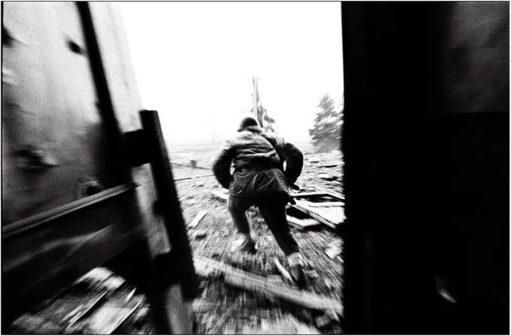 「男が持つ邪悪性をドキュメントしてきた」現代を代表する戦争写真家クリストファー・モーリス 「男が持つ邪悪性をドキュメントしてきた」現代を代表する戦争写真家クリストファー・モーリス