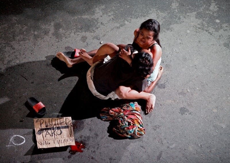 写真が語る16年 フィリピン麻薬戦争 夫の亡骸を抱く女 ニューズウィーク日本版 オフィシャルサイト