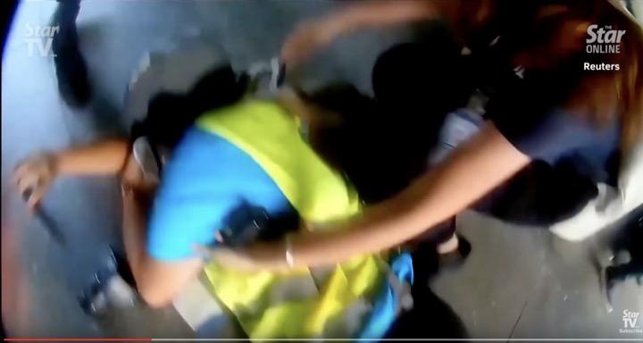 香港でインドネシア人記者 警察の銃撃で失明 国内の大学生射殺は警官関与が濃厚 ワールド 最新記事 ニューズウィーク日本版 オフィシャルサイト 香港でインドネシア人記者 警察の銃撃で失明 国内の大学生射殺は警官関与が濃厚 ワールド 最新記事 ニューズウィーク日本版 オフィシャルサイト