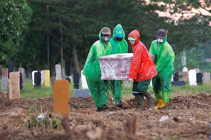 新型コロナウイルス死者急増のインドネシア 厳重梱包での死後4時間以内の埋葬を義務化 ニューズウィーク日本版 オフィシャルサイト 新型コロナウイルス死者急増のインドネシア 厳重梱包での死後4時間以内の埋葬を義務化 ニューズウィーク日本版 オフィシャルサイト