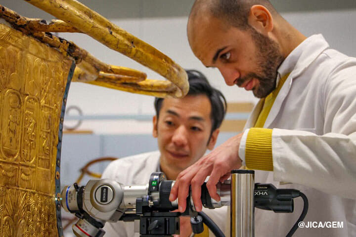 高解像度デジタル顕微鏡（JICA供与機材）を用いたチャリオット細部の診断分析
