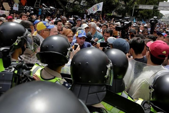 ベネズエラ首都で大統領罷免求めるデモ隊と治安部隊が衝突 ワールド 最新記事 ニューズウィーク日本版 オフィシャルサイト ベネズエラ首都で大統領罷免求めるデモ隊と治安部隊が衝突 ワールド 最新記事 ニューズウィーク日本版 オフィシャルサイト