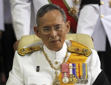 タイのプミポン国王が即位70年、依然体調めぐる懸念も｜ニューズ 