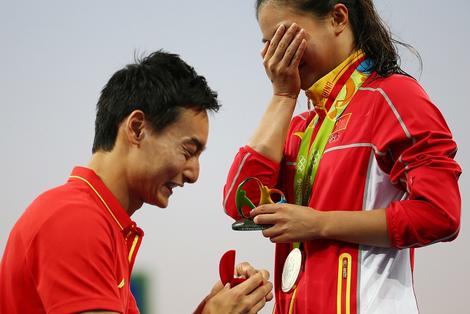 リオ五輪でプロポーズが大流行 ロマンチック か 女性蔑視 か ニューズウィーク日本版 オフィシャルサイト リオ五輪でプロポーズが大流行 ロマンチック か 女性蔑視 か ニューズウィーク日本版 オフィシャルサイト