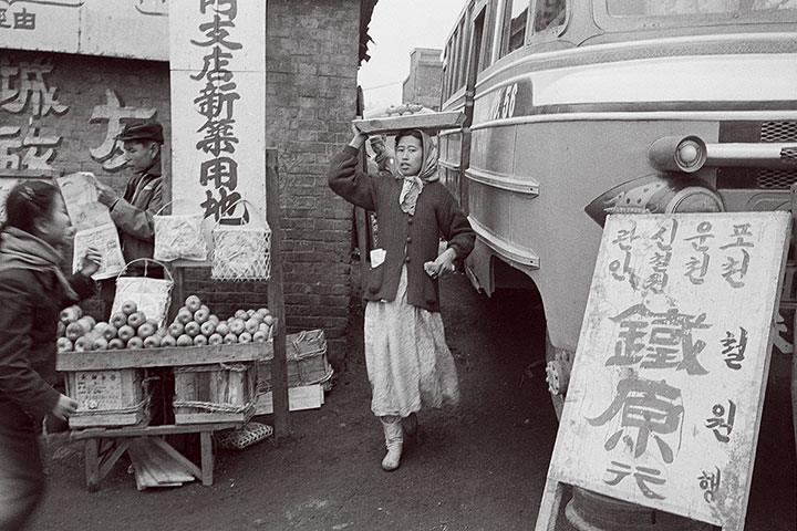 写真特集】鮮明に切り取る戦後ソウルの世相｜ニューズウィーク日本版