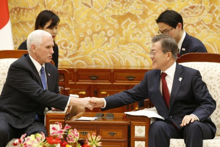 米ペンス副大統領 韓国文大統領と会談 米は北朝鮮へ圧力続けると強調 ニューズウィーク日本版 オフィシャルサイト 米ペンス副大統領 韓国文大統領と会談 米は北朝鮮へ圧力続けると強調 ニューズウィーク日本版 オフィシャルサイト