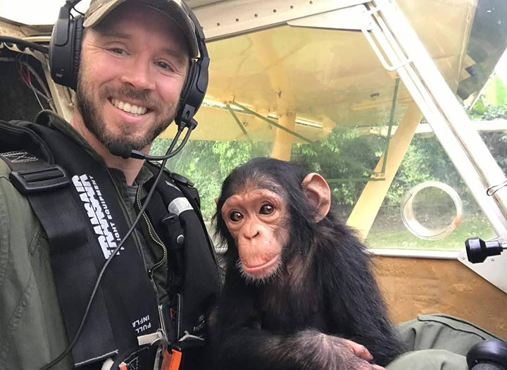 動画 密猟者から救助されたチンパンジーの赤ちゃん 小型機の操縦席でゴキゲン ワールド 最新記事 ニューズウィーク日本版 オフィシャルサイト