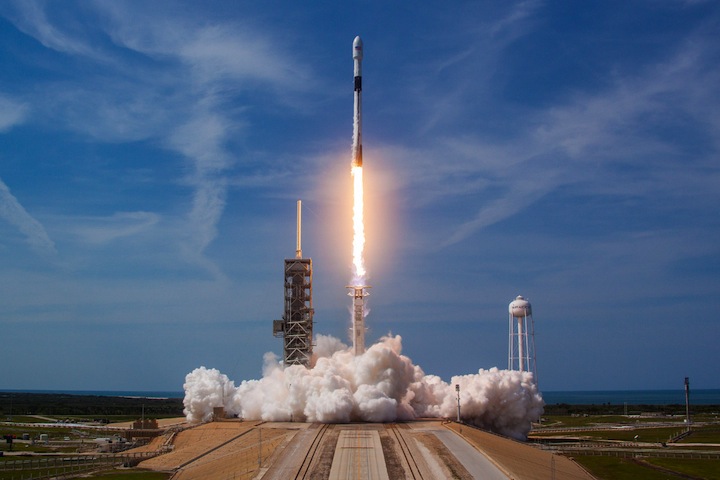 スペースXの最新鋭ロケット 飛行機のように飛ばせるロケットへ大きく