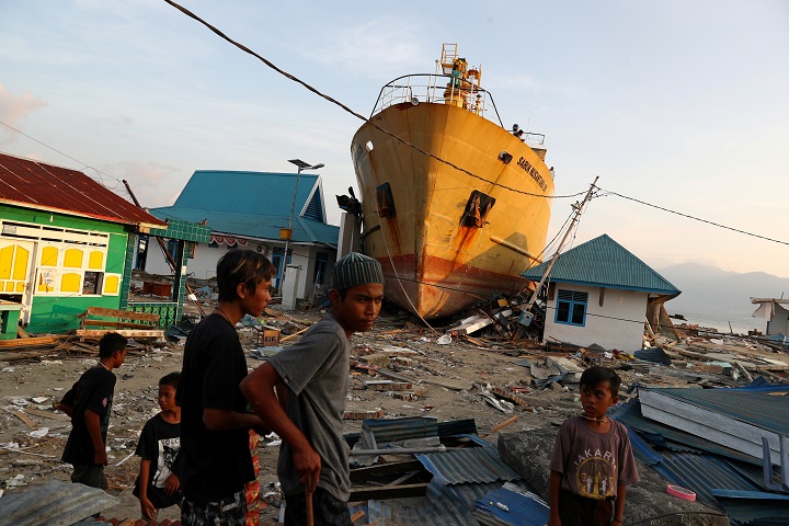 スラウェシ島の地震・津波の死者1558人、被災した子供60万人の多くがホームレスに