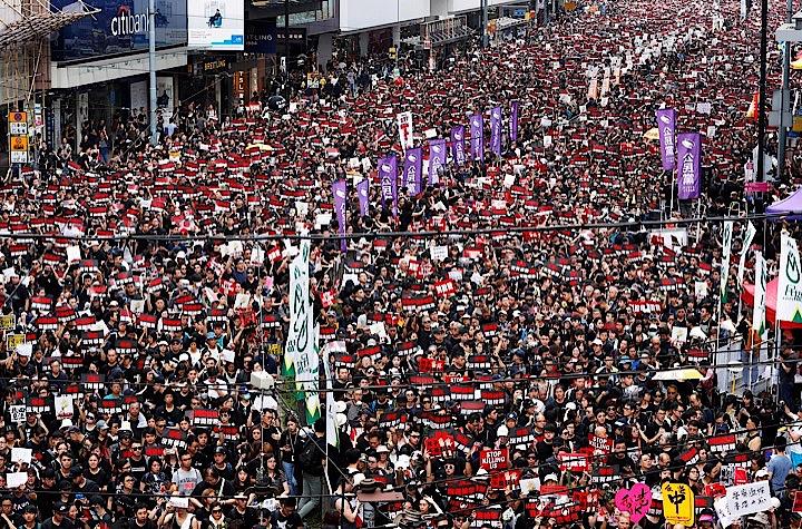 主催者200万人・警察33万8千人と食い違う香港デモ参加者数 正しいのは