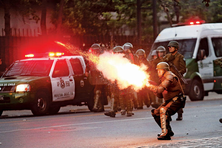 チリ群衆の怒りに銃口を向ける治安当局 ワールド 最新記事 ニューズウィーク日本版 オフィシャルサイト