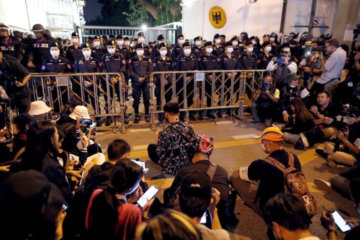 タイの民主化デモ隊 議会や王宮ではなくドイツ大使館にデモ行進したワケは ニューズウィーク日本版 オフィシャルサイト タイの民主化デモ隊 議会や王宮ではなくドイツ大使館にデモ行進したワケは ニューズウィーク日本版 オフィシャルサイト