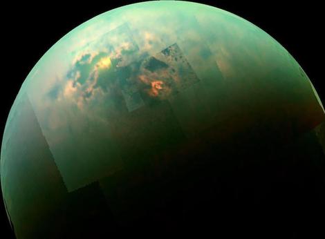 土星の衛星「タイタン」で、太陽系の大気で確認されたことのない「シクロプロペニリデン」が検出