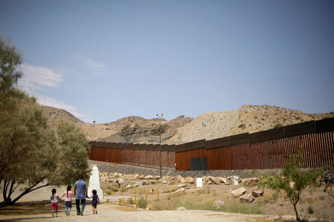 トランプ公約の「国境の壁」建設、年内完成を急ぐ