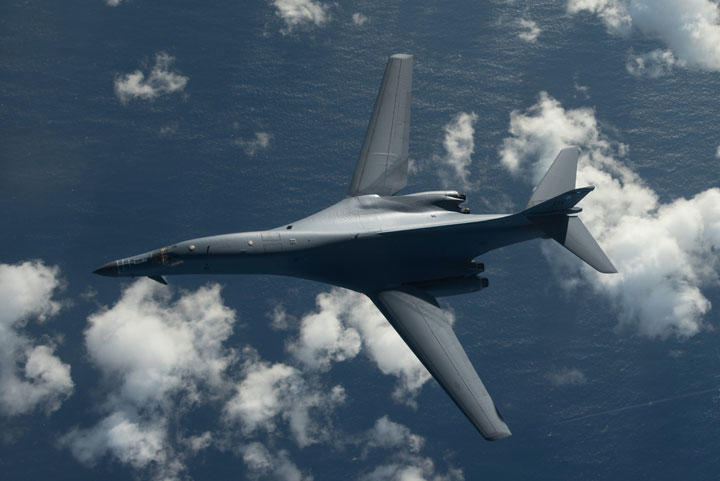 激レア 米軍 放出品 USAF 航空写真 解析セット 米空軍 爆撃機 アメリカ軍 異形！ 米空軍の次世代軍用機に「エイ」型デザイン 何が利点