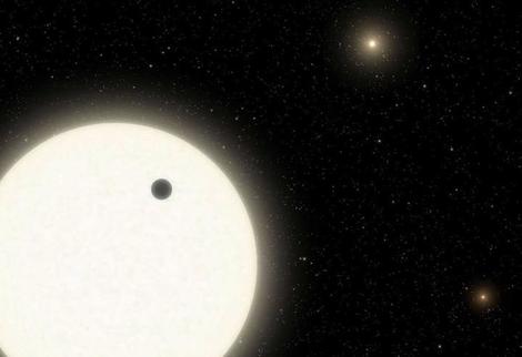 「三体」？　３つの恒星を持つ系外惑星が特定される