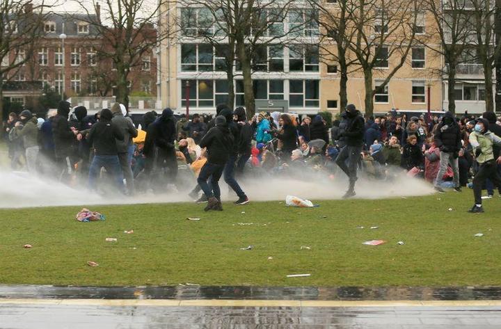 オランダ コロナ対策規制に抗議デモ 警察は高圧放水砲使用 240人超拘束 ニューズウィーク日本版 オフィシャルサイト オランダ コロナ対策規制に抗議デモ 警察は高圧放水砲使用 240人超拘束 ニューズウィーク日本版 オフィシャルサイト