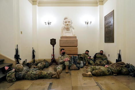 【画像】厳戒ワシントンの治安を守る州兵が議事堂で雑魚寝！？