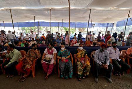 インドのコロナ新規感染者 6日連続で30万人超 死者万人に迫る ニューズウィーク日本版 オフィシャルサイト インドのコロナ新規感染者 6日連続で30万人超 死者万人に迫る ニューズウィーク日本版 オフィシャルサイト