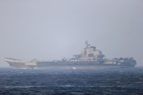 南シナ海で中国の空母の演習を「監視」する米海軍艦船の動画が話題に