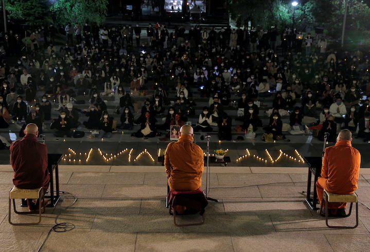 国軍に抗議し、犠牲となった市民を悼む在日ミャンマー人たち（4月18日、東京・増上寺）