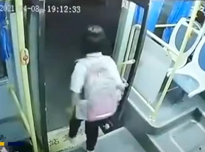 女子中学生がバスの扉に足を挟まれ 30秒間も道路を引きずられる 中国 ニューズウィーク日本版 オフィシャルサイト