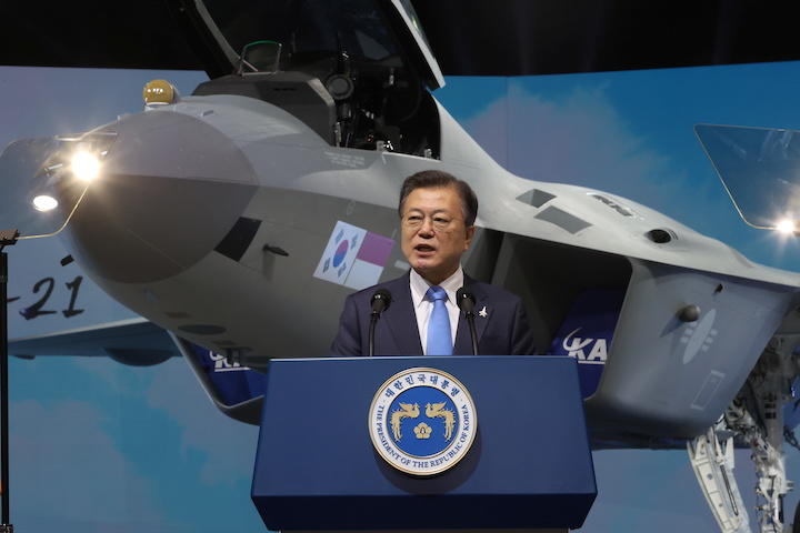 韓国の国産戦闘機「KF-X」のプロトタイプの前でスピーチする文在寅大統領