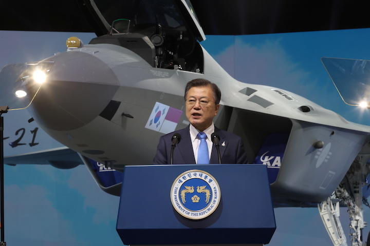 韓国の国産戦闘機「KF-X」のプロトタイプの前でスピーチする文在寅大統領 韓国の国産戦闘機「KF-X」のプロトタイプの前でスピーチする文在寅大統領