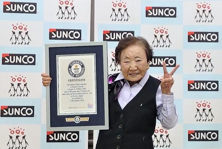「世界最高齢総務部員」としてギネス世界記録に認定された玉置泰子さん 「世界最高齢総務部員」としてギネス世界記録に認定された玉置泰子さん