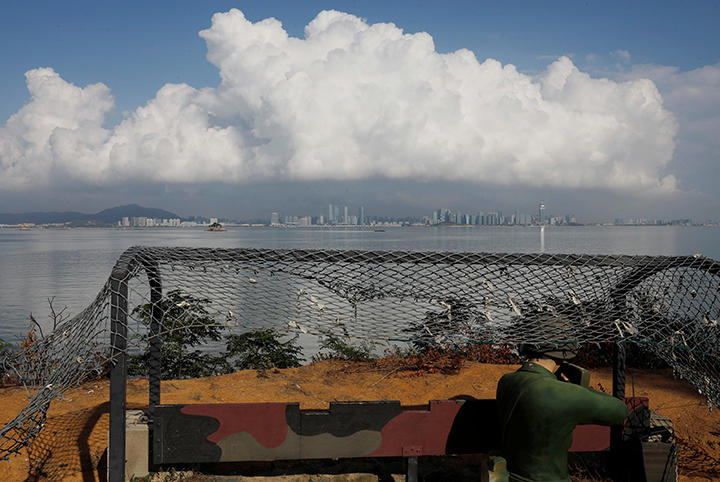 烈嶼鄉から中国の厦門を臨む台湾兵の像 烈嶼鄉から中国の厦門を臨む台湾兵の像