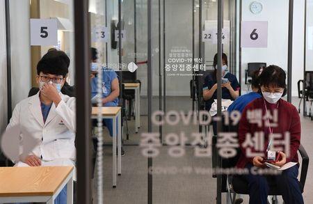 ソウルでワクチン接種を受ける医療関係者 ソウルでワクチン接種を受ける医療関係者