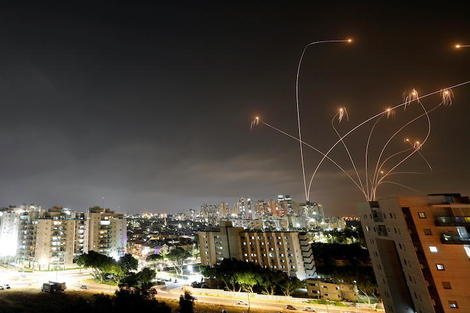 【動画】ゲームにあらず、降り注ぐロケット弾を正確に捉えるイスラエルの迎撃ミサイル