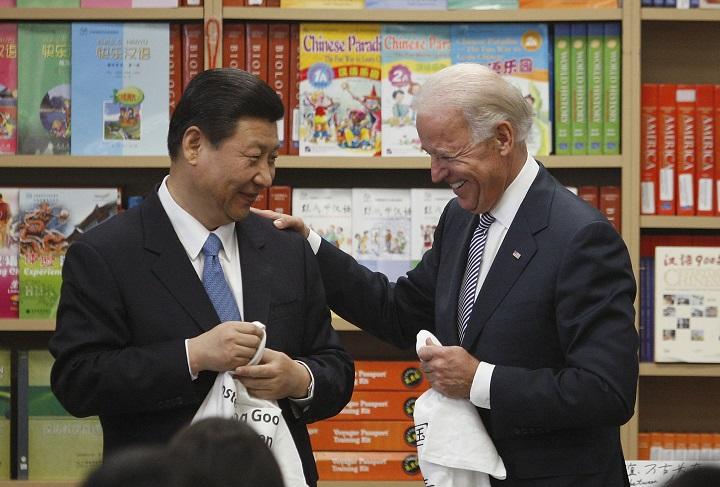 副大統領時代のバイデンと習近平(2012年2月、ロサンゼルス) 副大統領時代のバイデンと習近平(2012年2月、ロサンゼルス)