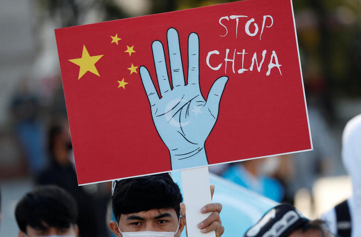 ウイグル人たちの中国政府への抗議デモ ウイグル人たちの中国政府への抗議デモ