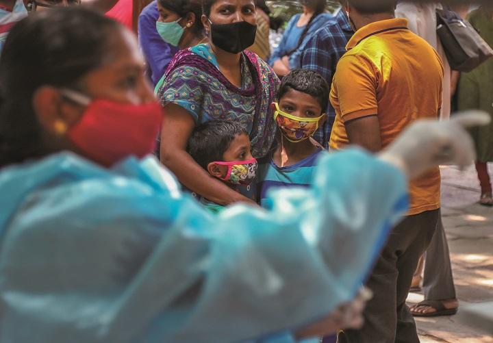 ワクチン接種の列に並ぶインドの親子 ワクチン接種の列に並ぶインドの親子