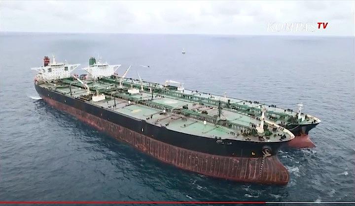 インドネシア側に拿捕された中国とイランのタンカー インドネシア側に拿捕された中国とイランのタンカー
