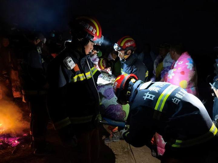 21人が死亡した中国マラソン大会の救助活動 21人が死亡した中国マラソン大会の救助活動