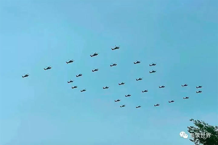 「100」の字の編隊を組んで飛ぶ中国の攻撃ヘリ 「100」の字の編隊を組んで飛ぶ中国の攻撃ヘリ