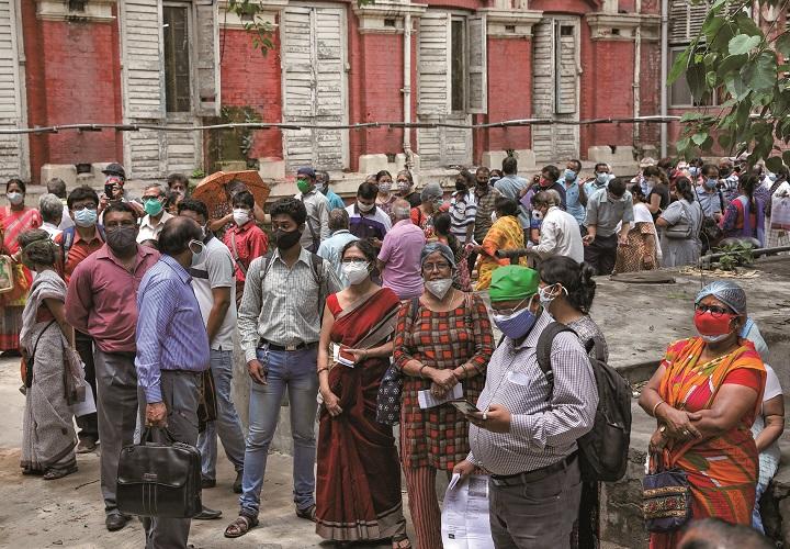 インド・コルカタでワクチン接種を待つ人々 インド・コルカタでワクチン接種を待つ人々