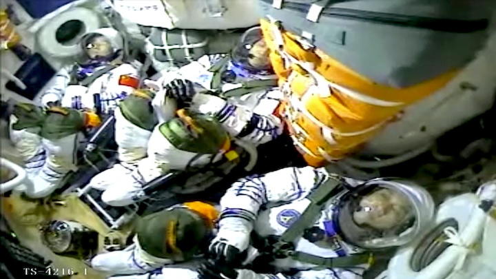 中国の有人宇宙船「神舟12号」内の宇宙飛行士 中国の有人宇宙船「神舟12号」内の宇宙飛行士