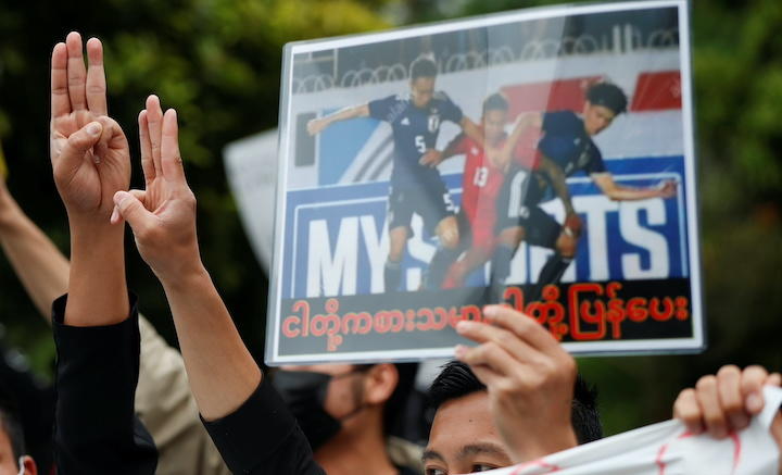 ミャンマー軍に抗議する人々
