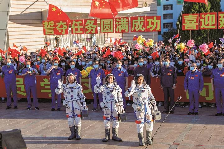 「神舟12号」に乗り組む宇宙飛行士たち(6月17日) 「神舟12号」に乗り組む宇宙飛行士たち(6月17日)