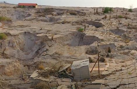 死海沿岸を呑み込む7000個の陥没穴　縮む塩湖で地下構造が崩壊
