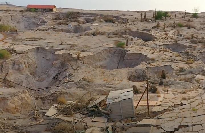 死海沿岸部のシンクホール 死海沿岸部のシンクホール